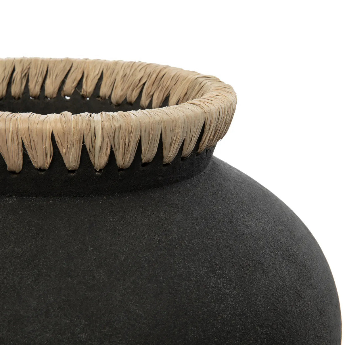 Vaas terracotta Styly met raffia rand, zwart naturel, Ø 33 x 27 cm, voor droogbloemen in woonkamer of badkamer