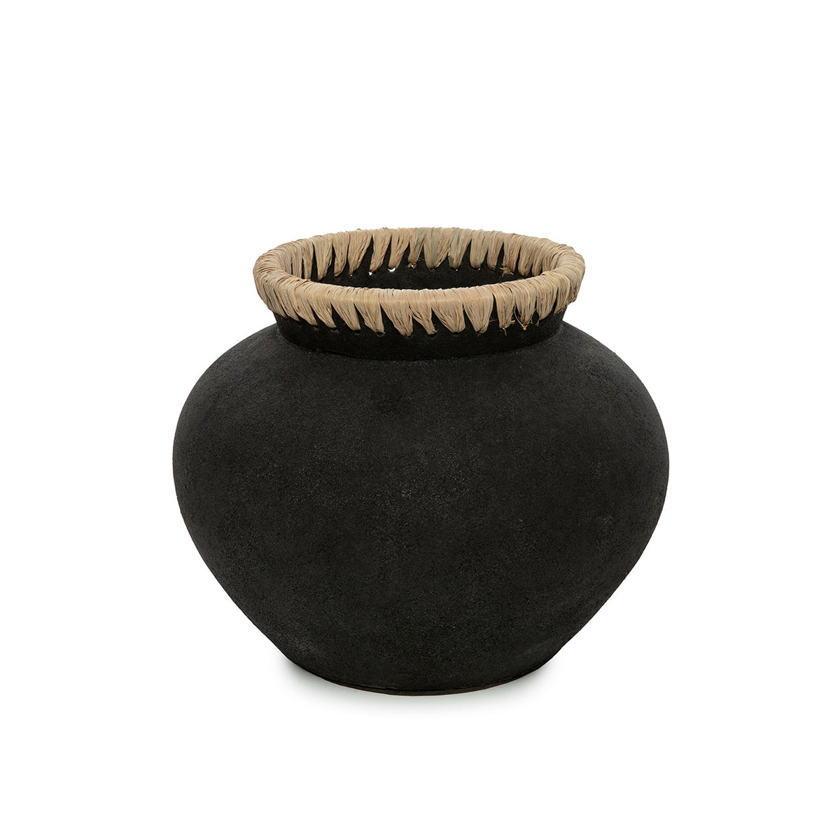 Zwarte terracotta vaas met bolle vorm en een rand van naturel raffia op een witte achtergrond