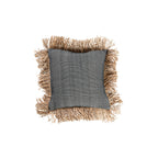 Vierkante kussenhoes van zwart-wit gestipt katoen met naturel raffia-franjes rondom