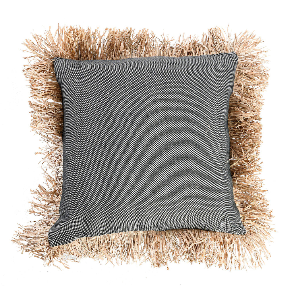 Vierkante zwart-wit gestipte kussenhoes met naturel raffia-franjes langs alle randen
