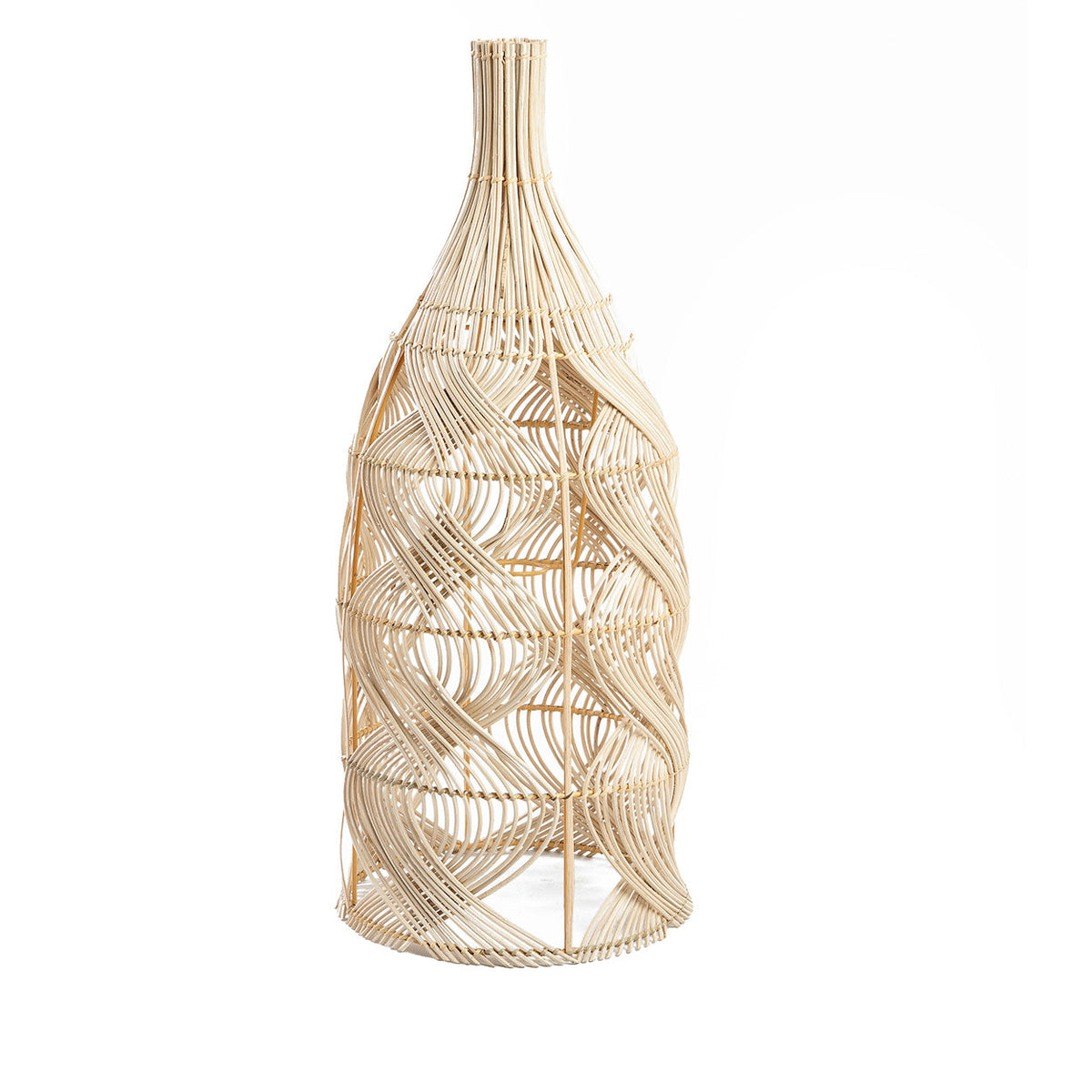 Flesvormige hanglamp van naturel rotan met open handgevlochten structuur op witte achtergrond