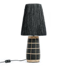 Zwarte tafellamp met terracotta voet met naturel rotan ruitpatroon en hoge taps toelopende kap van gras