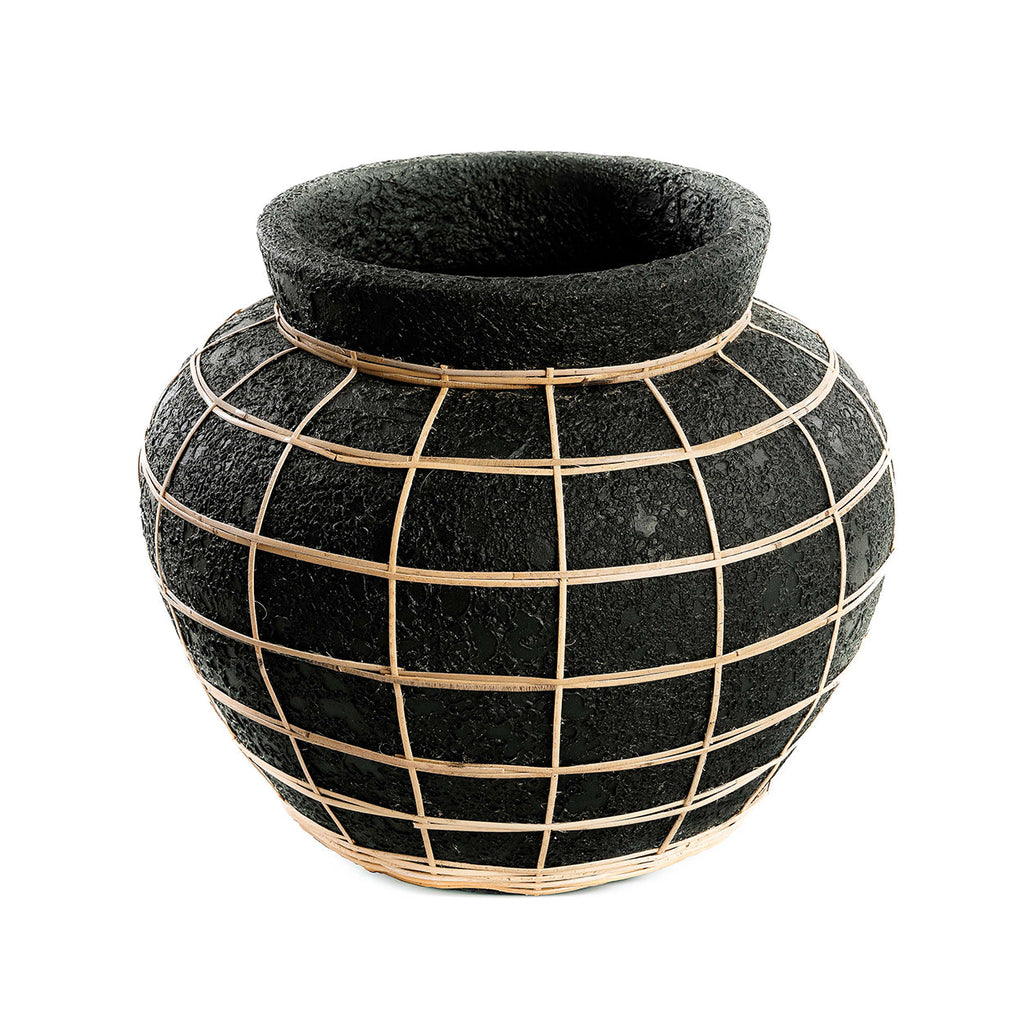Zwarte bolle terracotta vaas met breed opstaand randje en naturel rotan in rasterpatroon eromheen