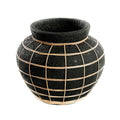 Zwarte bolle terracotta vaas met breed opstaand randje en naturel rotan in rasterpatroon eromheen