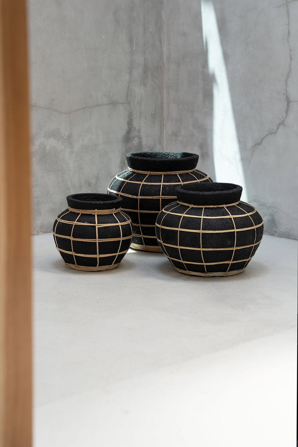 Vaas terracotta met rotan, boho, zwart naturel, H 27 x B 33 x L 33 cm, voor droogbloemen