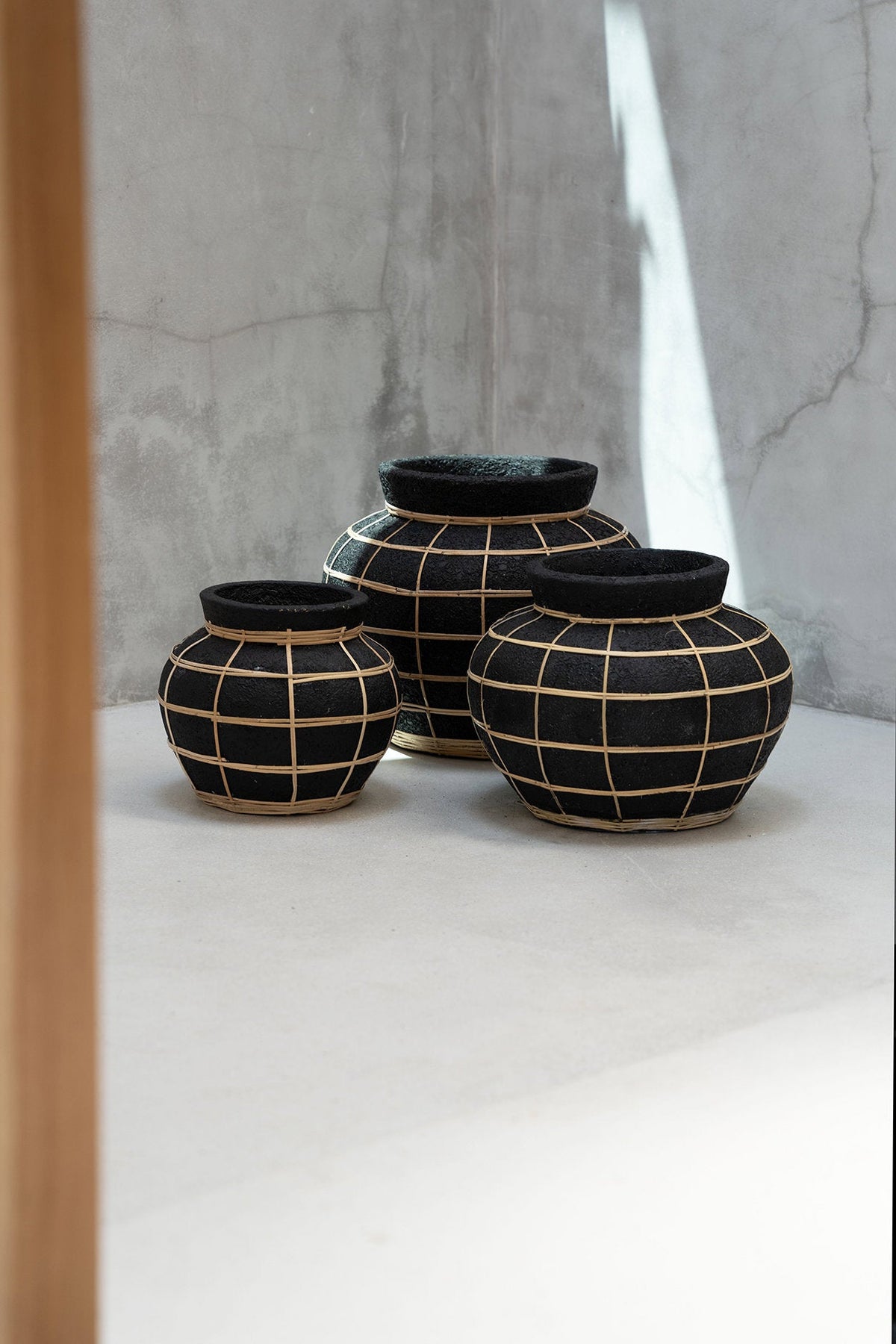 Vaas terracotta met rotan, boho, zwart naturel, H 27 x B 33 x L 33 cm, voor droogbloemen