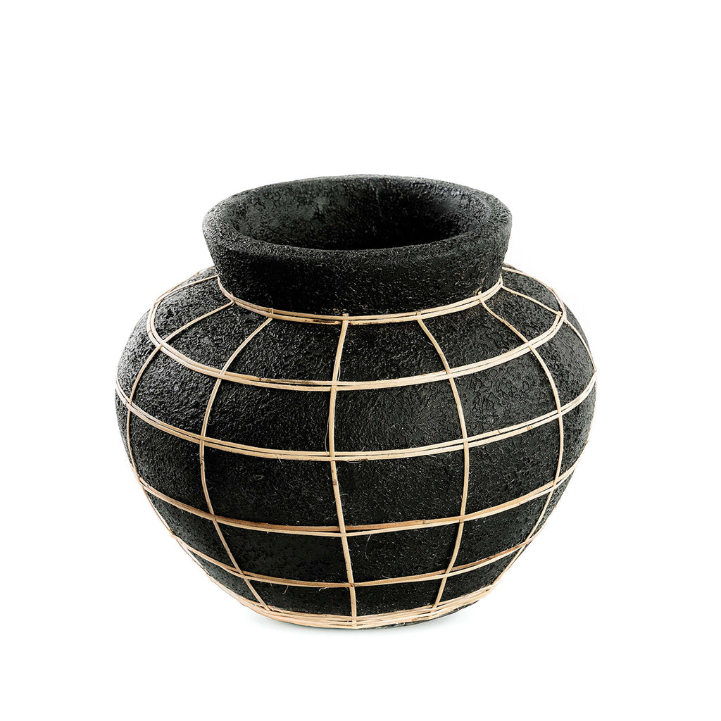 Zwarte bolle terracotta vaas met naturel rotan banden in een rasterpatroon, op witte achtergrond