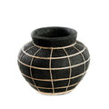 Zwarte bolle terracotta vaas met naturel rotan banden in een rasterpatroon, op witte achtergrond