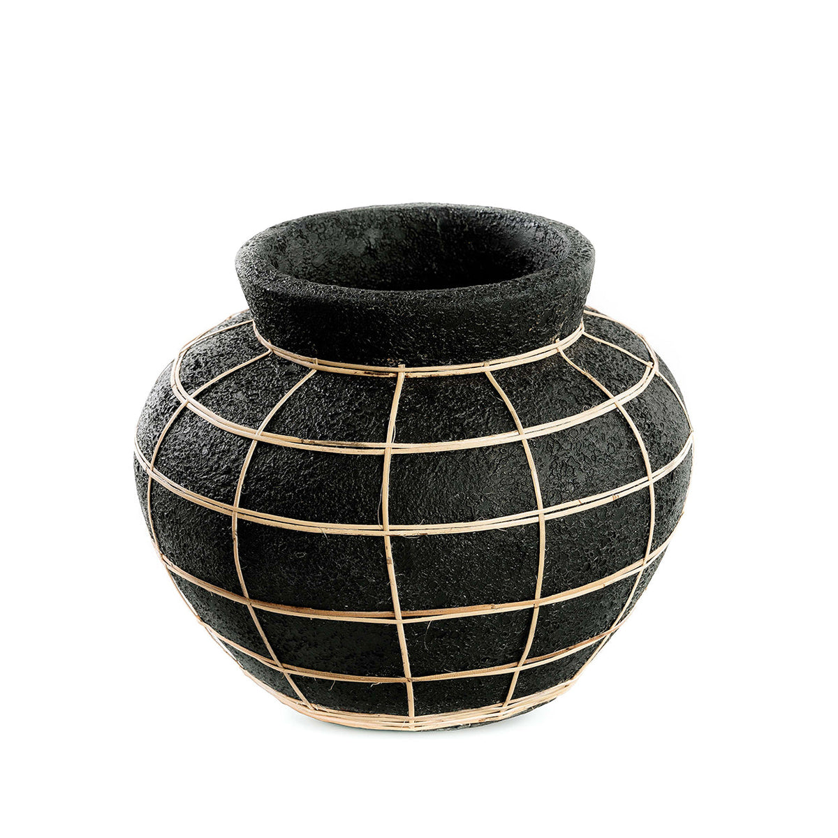 Zwarte bolle terracotta vaas met naturel rotan banden in een rasterpatroon, op witte achtergrond