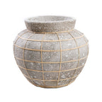 Bolle vaas van ruwe grijsbeige terracotta met een raster van naturel rotan en een brede opening