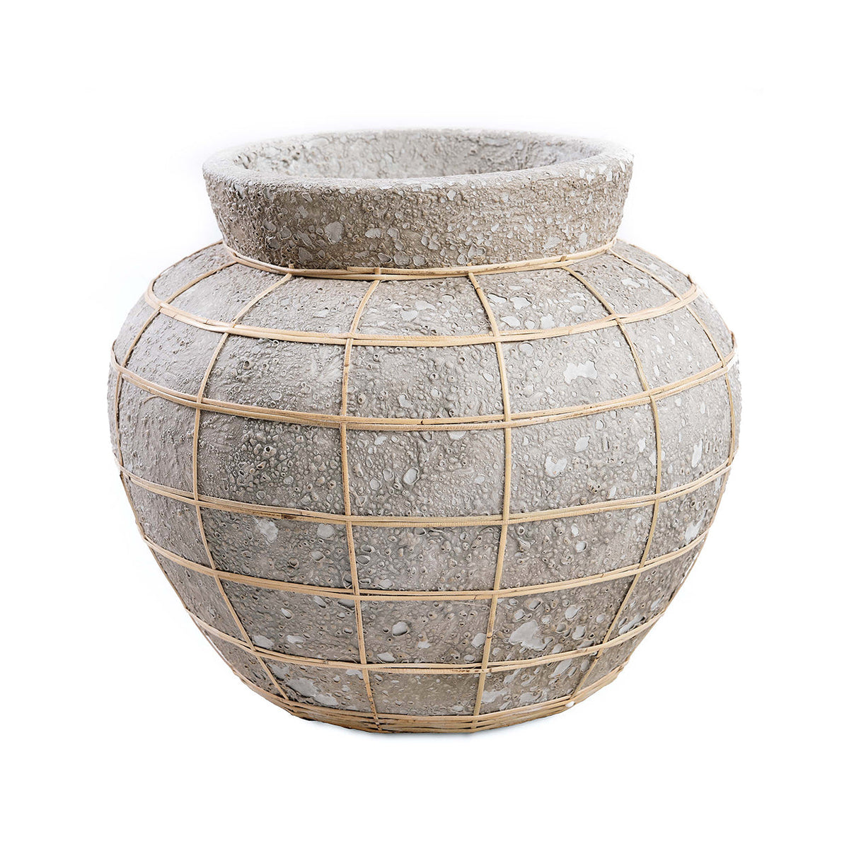 Bolle vaas van ruwe grijsbeige terracotta met een raster van naturel rotan en een brede opening