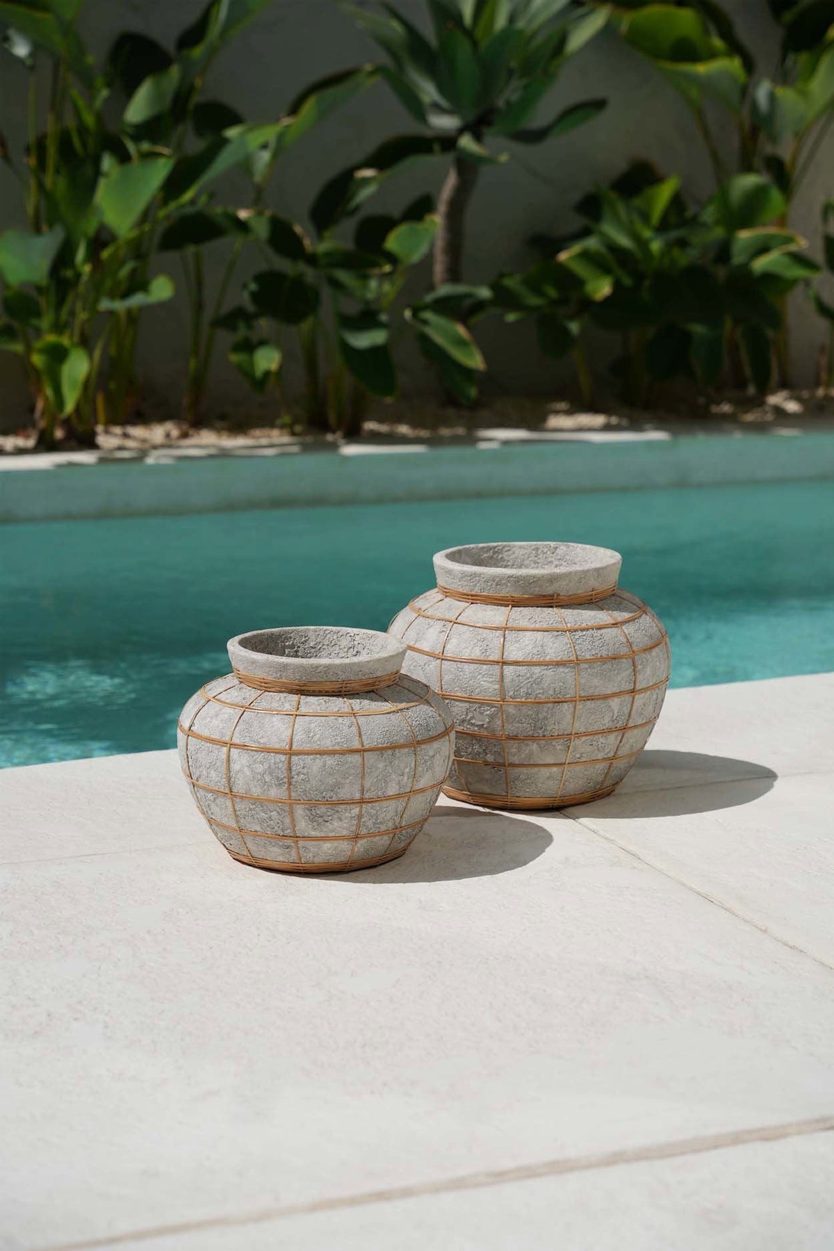 Vaas terracotta met rotan, buikvaas natuurlijk beton, 33 x 33 x 27 cm, voor droogbloemen