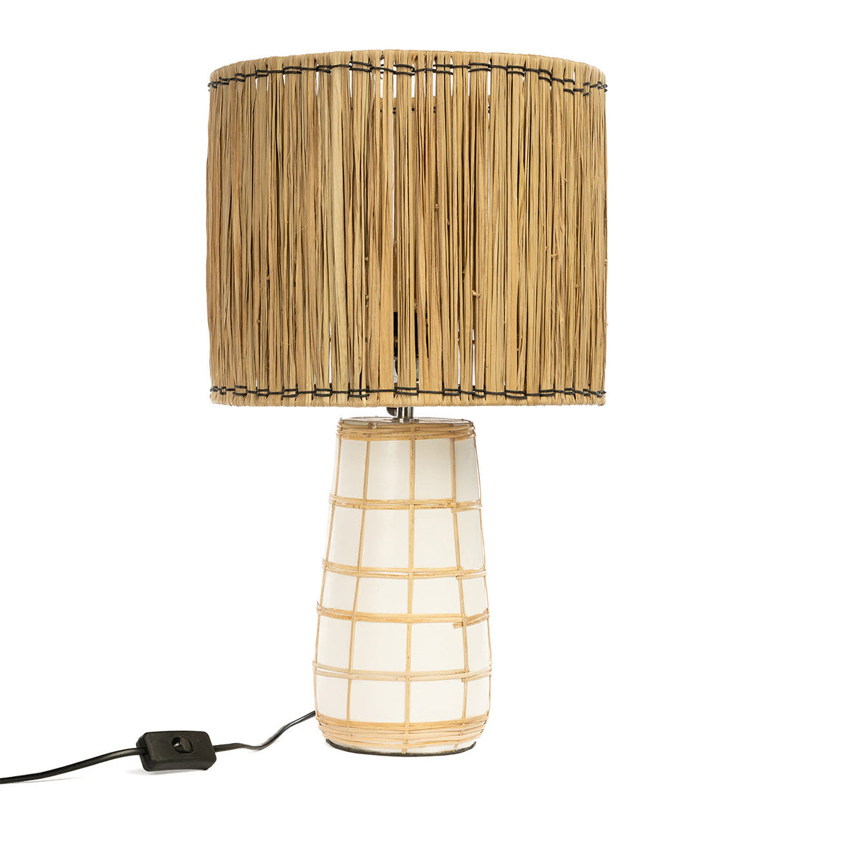 Tafellamp met witte terracotta voet met rattan sierraster en een cilindervormige kap van natuurlijk gras