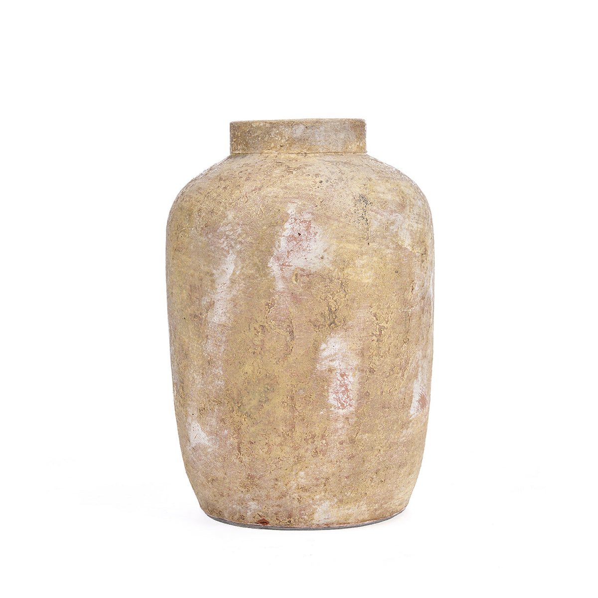Crèmekleurige terracotta vaas met verweerde, rustieke afwerking en korte hals op een witte achtergrond