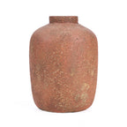 Ronde terracotta vaas met smalle hals en ruwe, korrelige oppervlaktetextuur in warme roodbruine tinten