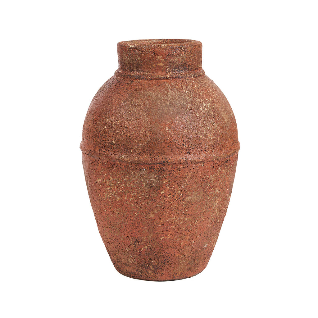 Hoge terracotta vaas in amfoorvorm met ruw, korrelig oppervlak in warme roodbruine tinten