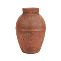 Hoge terracotta vaas in amfoorvorm met ruw, korrelig oppervlak in warme roodbruine tinten