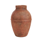 Hoge terracotta vaas in amfoorvorm met ruw, korrelig oppervlak in warme roodbruine tinten