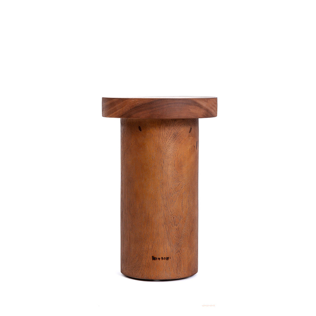 Ronde houten bijzettafel in naturel suarhout met brede tafelplaat op een cilindervormige voet