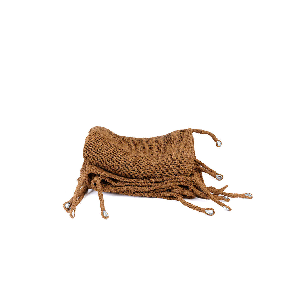 Opgevouwen naturel schaduwdoek van kokosvezel met gevlochten lussen en metalen ogen