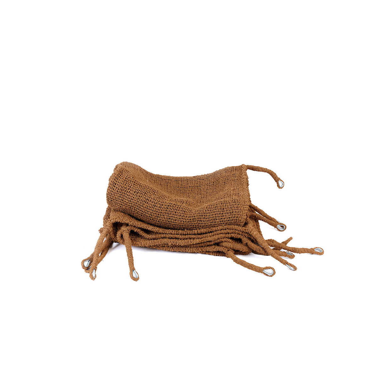 Opgevouwen naturel schaduwdoek van kokosvezel met gevlochten lussen en metalen ogen