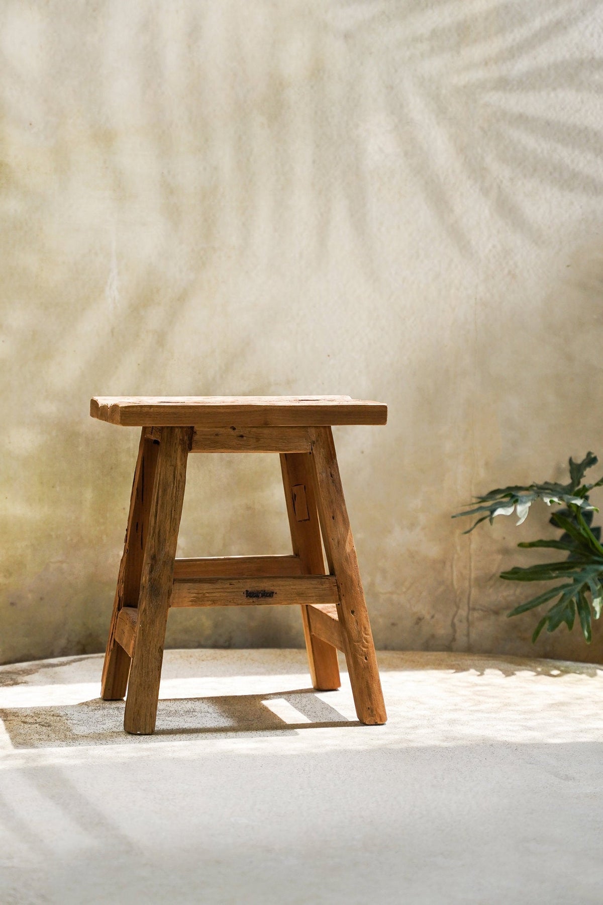 Kruk gerecycled teakhout Yoke naturel – H 46 x B 30 x L 40 cm, voor binnen en overdekt buiten