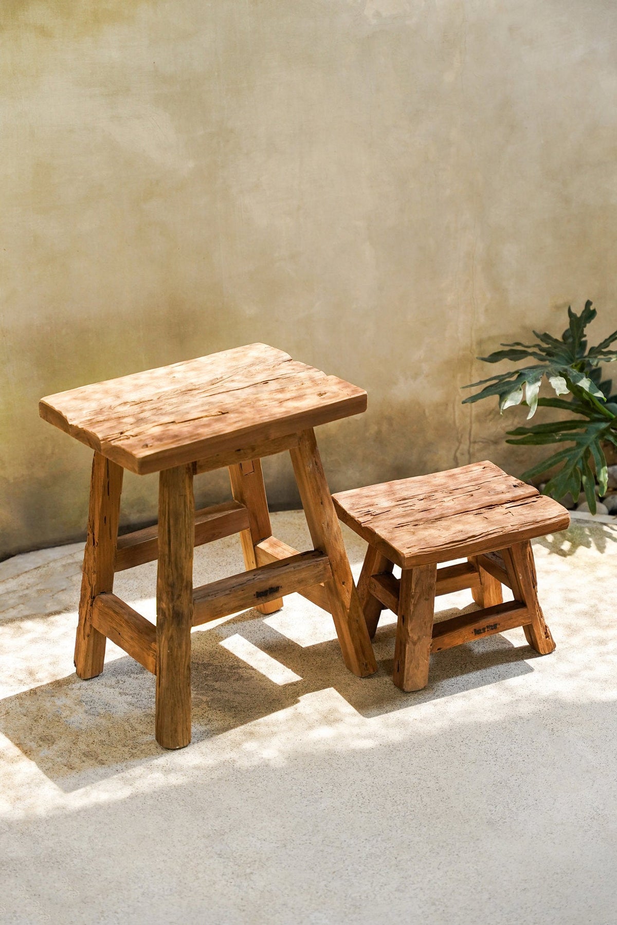 Kruk gerecycled teakhout Yoke naturel – H 46 x B 30 x L 40 cm, voor binnen en overdekt buiten