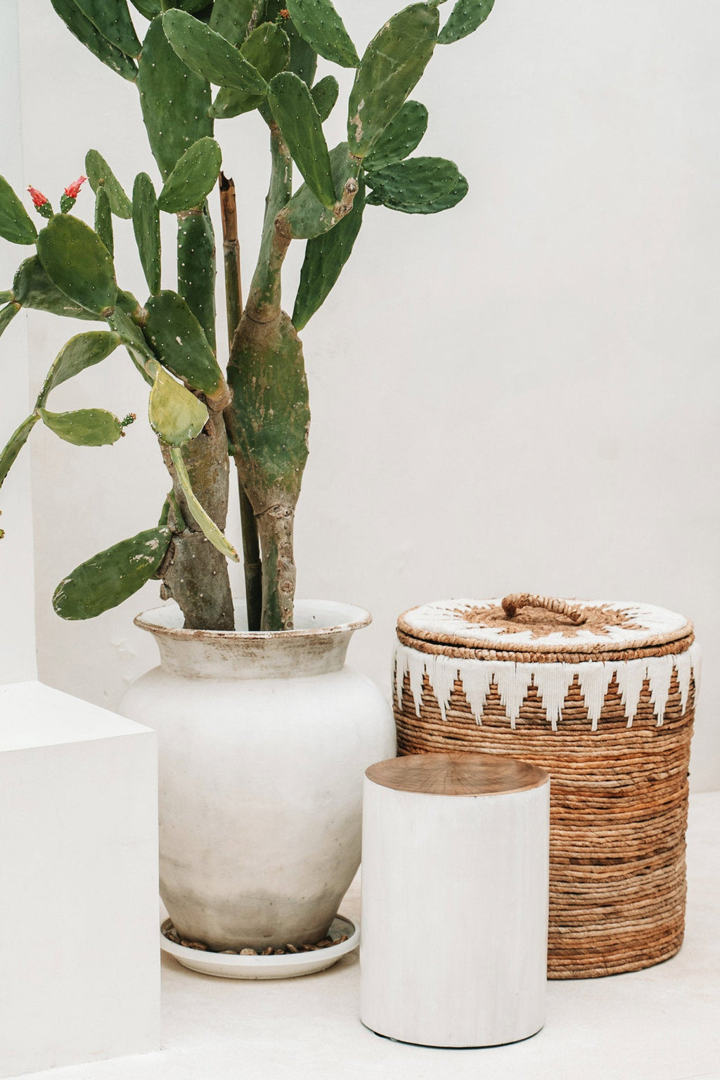 Kruk massief teakhout Tribe, natuurlijk wit, Ø 30 x H 40 cm, bijzettafel of nachtkastje