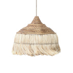 Naturel hanglamp van abacagras met gevlochten bovenkant en lange, zachte franjestrengen aan de onderkant