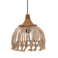 Hanglamp van gevlochten abacagras in naturel met losse franjes aan de onderrand en zwart snoer