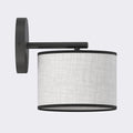 Wandlamp met zwarte wandplaat en arm en een cilindrische grijze stoffen kap met zwarte randen