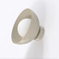 Wandlamp met schuine komvorm in mokka en een witte bol als kap, aan een witte muur