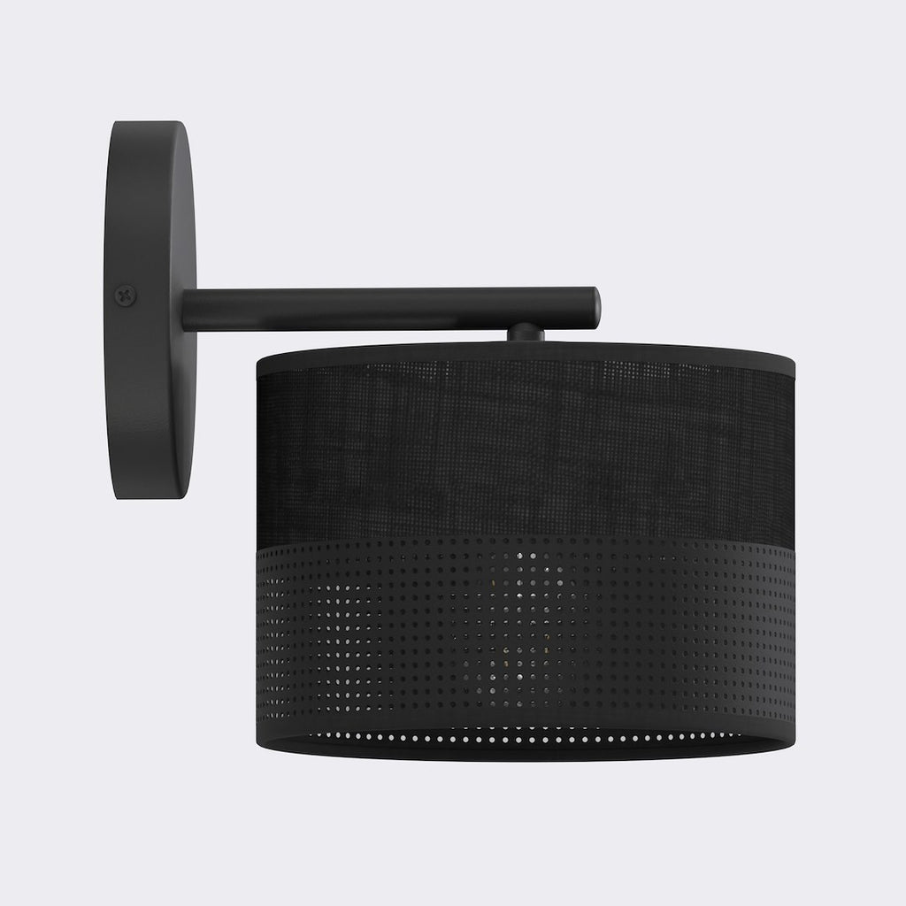 Zwarte wandlamp met ronde wandplaat, rechte arm en zwarte stoffen kap met geperforeerde onderkant