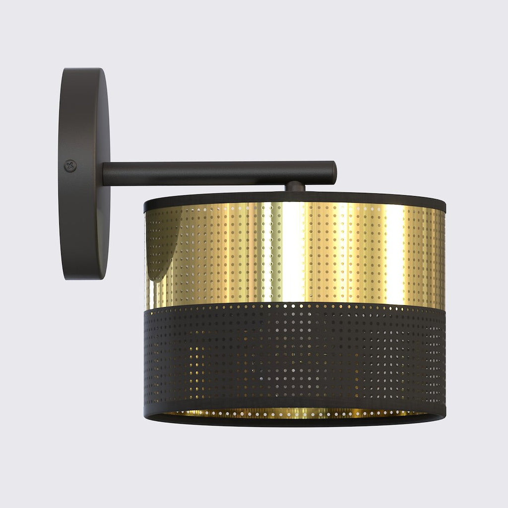 Zwarte wandlamp met cilindrische kap met gouden perforatie en zwarte onderrand, aan ronde wandplaat