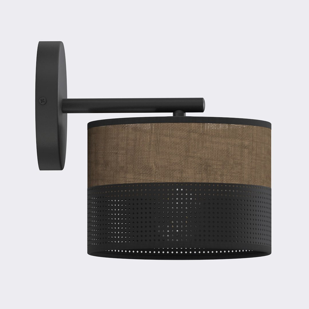 Zwarte wandlamp met bruine stoffen kap en geperforeerde zwarte onderrand aan een ronde wandplaat