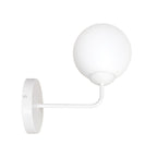 Witte wandlamp met ronde matte glazen kap op een gebogen stalen arm en ronde wandplaat