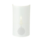 Witte halfronde wandlamp met fijn gaatjespatroon en brandende lamp erachter