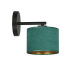 Wandlamp met zwart stalen armatuur en ronde wandplaat, groen stoffen lampenkap met goudkleurige binnenkant
