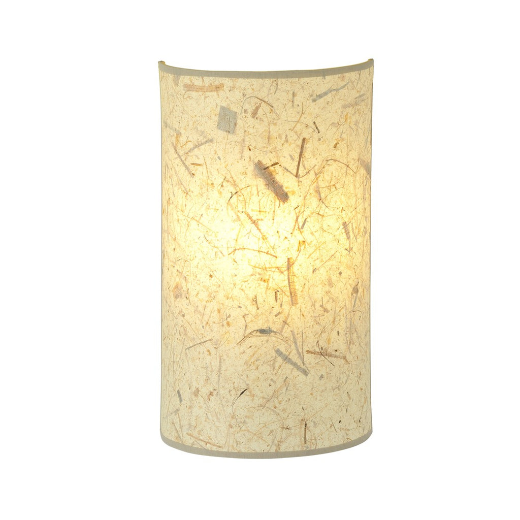 Brandende wandlamp met halfronde kap van beige papierachtig stof met vezels, zacht warm licht