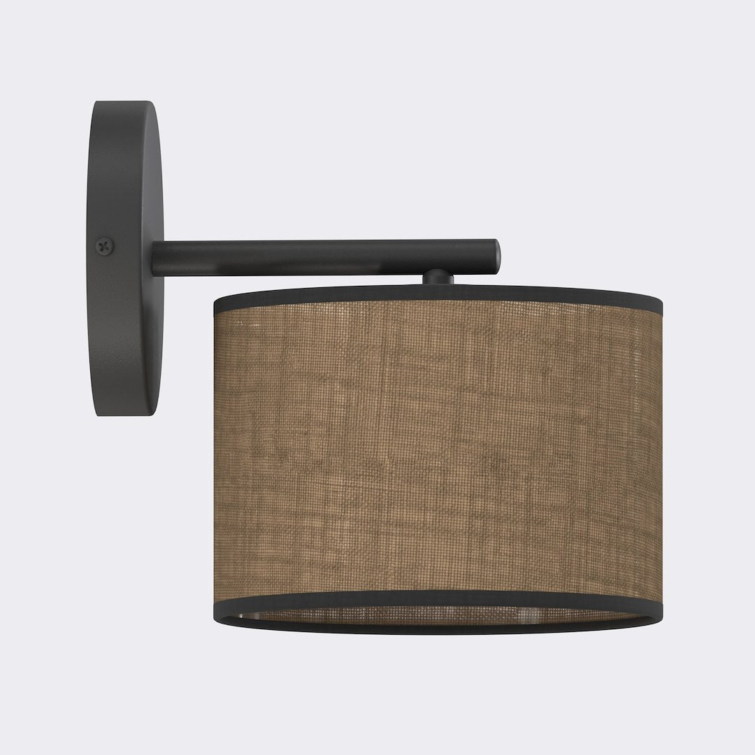 Wandlamp met bruine stoffen cilinderkap en zwarte wandplaat en arm van staal