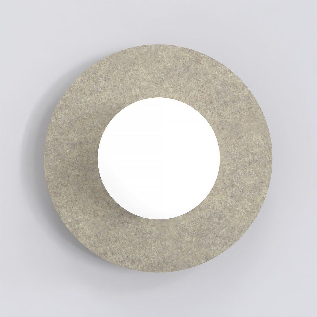 Ronde beige wandlamp van vilt met een witte bol in het midden, gezien van voren