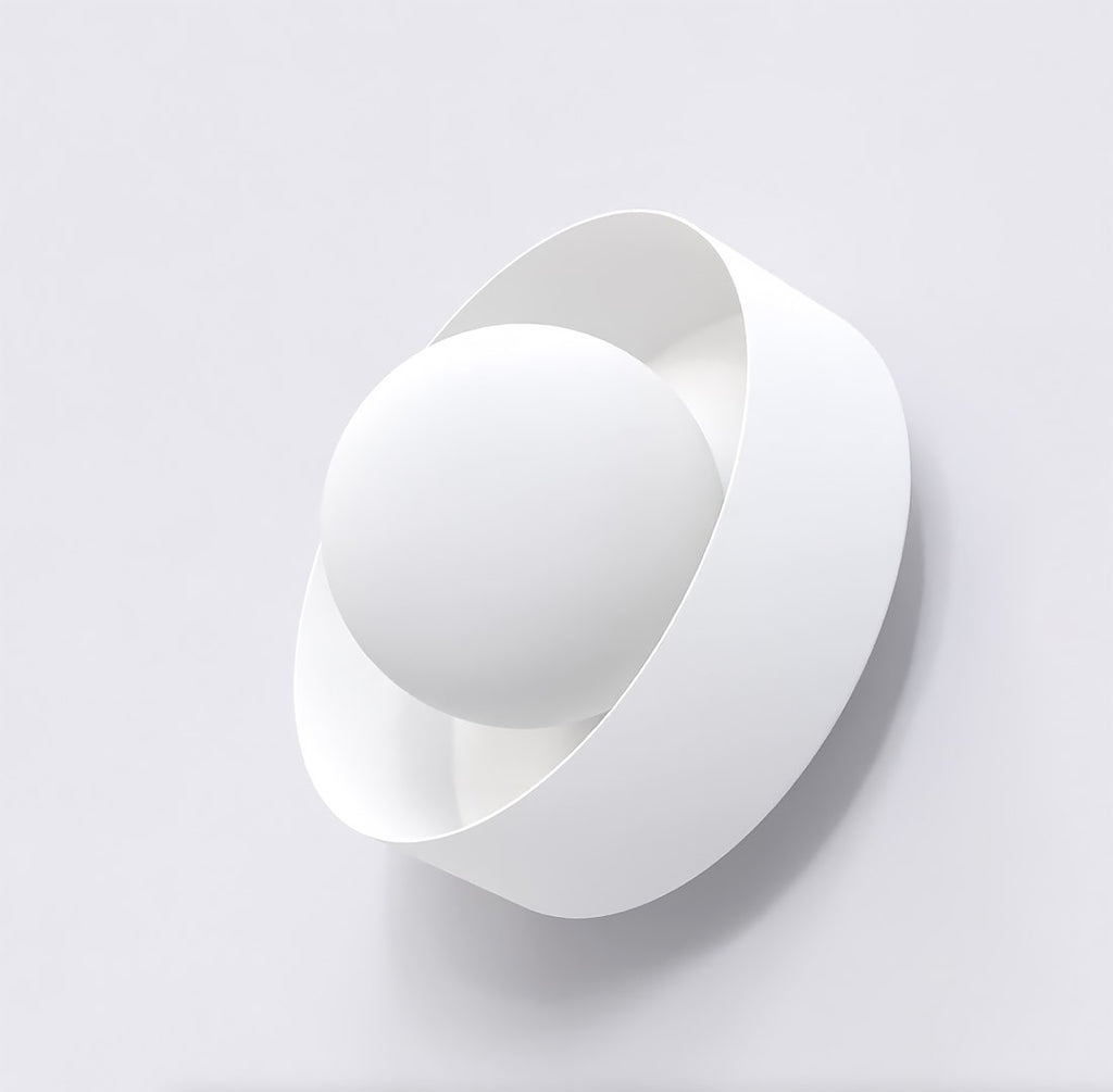 Witte wandlamp met matte bolkap in een gedraaide, ronde band tegen een lichte muur