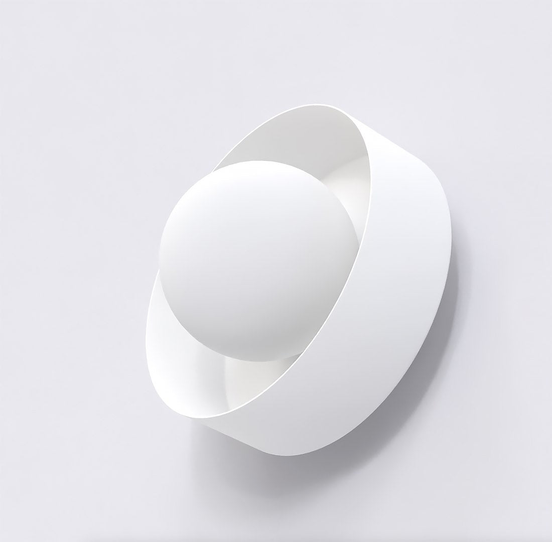 Witte wandlamp met matte bolkap in een gedraaide, ronde band tegen een lichte muur