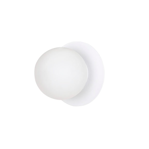 Witte wandlamp met ronde melkglazen kap op een ronde witte wandplaat