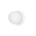 Witte wandlamp met ronde melkglazen kap op een ronde witte wandplaat
