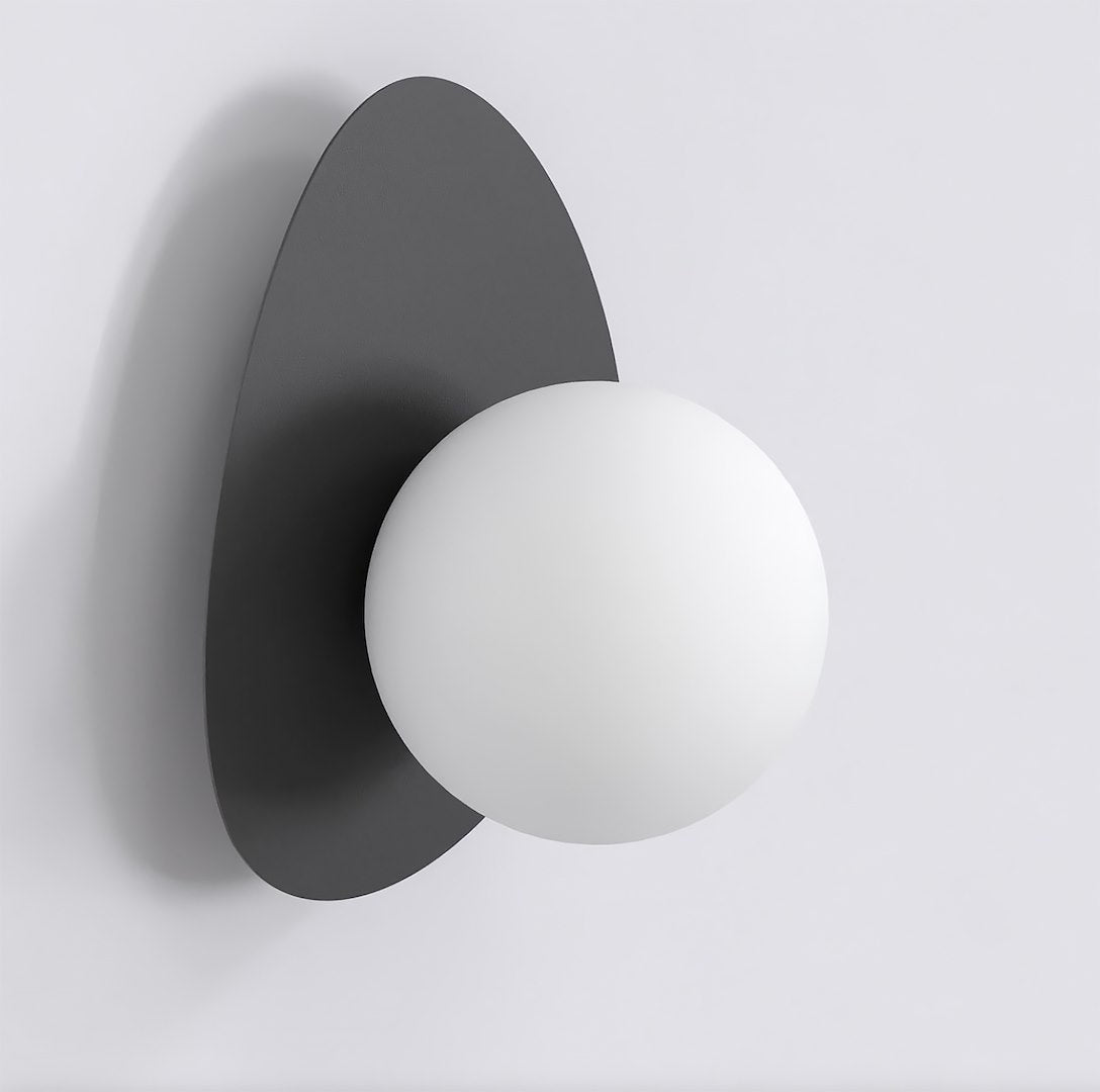 Zwarte wandlamp met kiezelvormige stalen achterplaat en ronde witte bol als kap