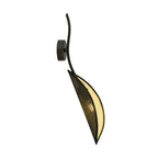 Zwarte wandlamp met gebogen arm en bladvormige geperforeerde kap met gouden binnenzijde