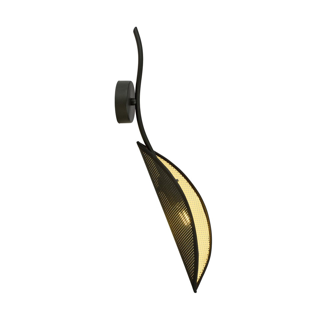 Zwarte wandlamp met gebogen arm en bladvormige geperforeerde kap met gouden binnenzijde