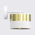 Witte wandlamp met gouden geperforeerde cilindrische kap en ronde wandplaat tegen een lichte achtergrond