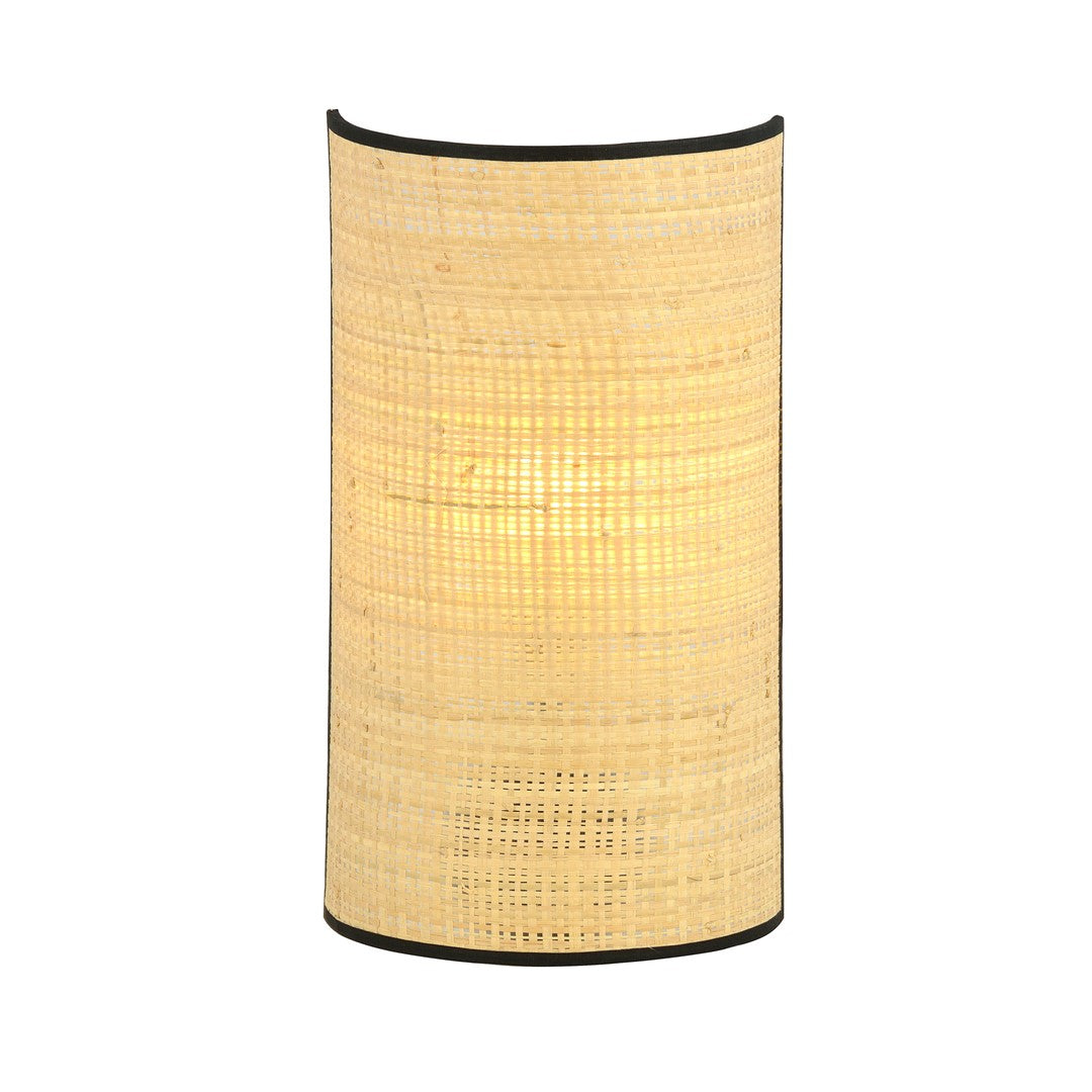 Halfronde wandlamp met naturel rotan kap en zwarte rand, verlicht en van voren gezien